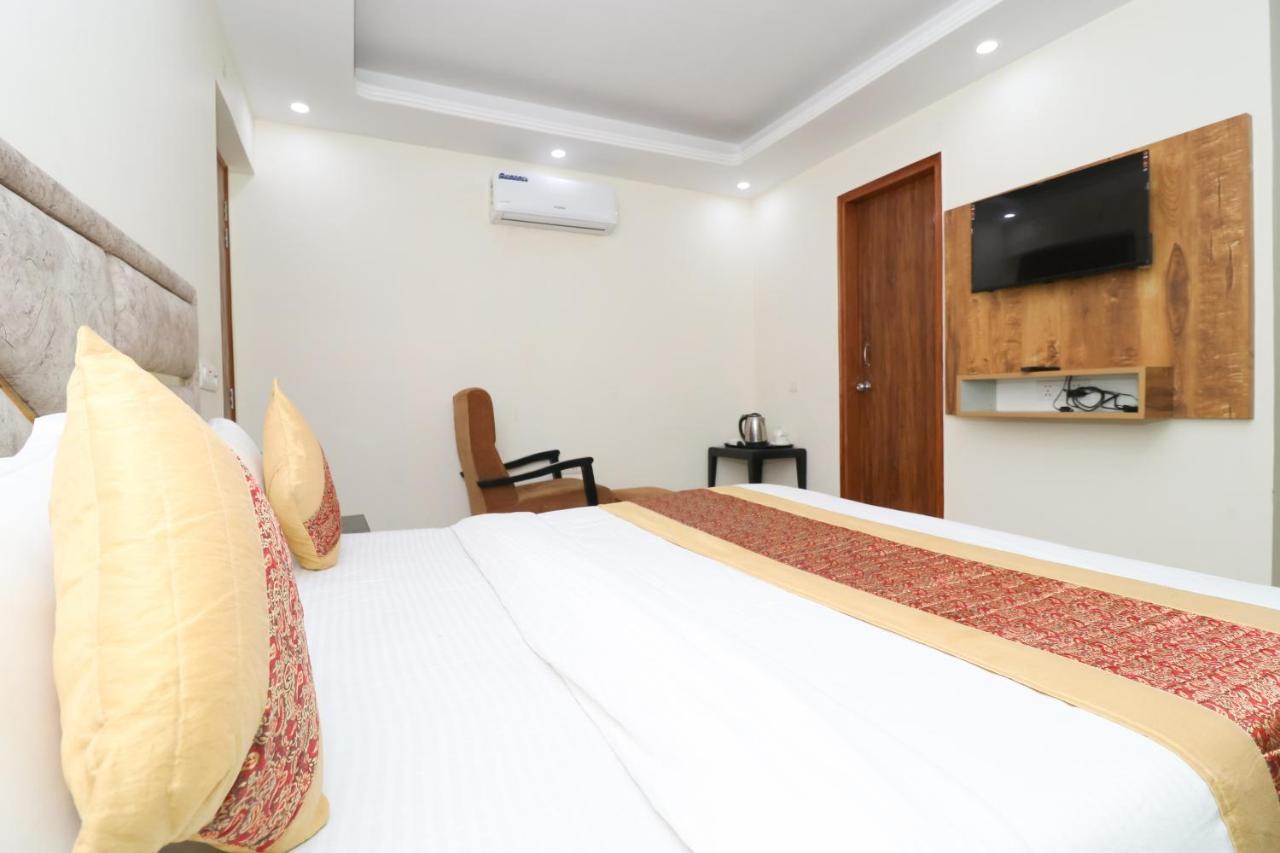 Hotel Belwood Suites - Near New Delhi Airport Exterior photo