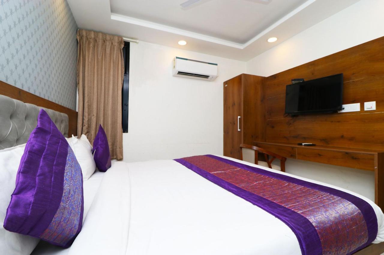 Hotel Belwood Suites - Near New Delhi Airport Exterior photo